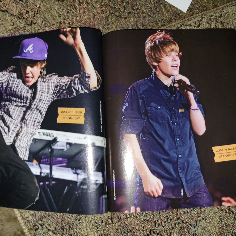 Justin Bieber Life Story-2 mags & 1 concert pictorial book (initialed by Justin) - Picture 5 of 14